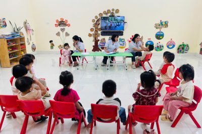 Chăm sóc sức khỏe học đường: Trường Mần non Yên Hoà phối hợp cùng Trạm Y tế xã khám định kỳ cho trẻ