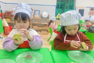 🍠 GIỜ HỌC KỸ NĂNG SỐNG: “NHỮNG ĐÔI TAY KHÉO LÉO BÓC VỎ KHOAI LANG